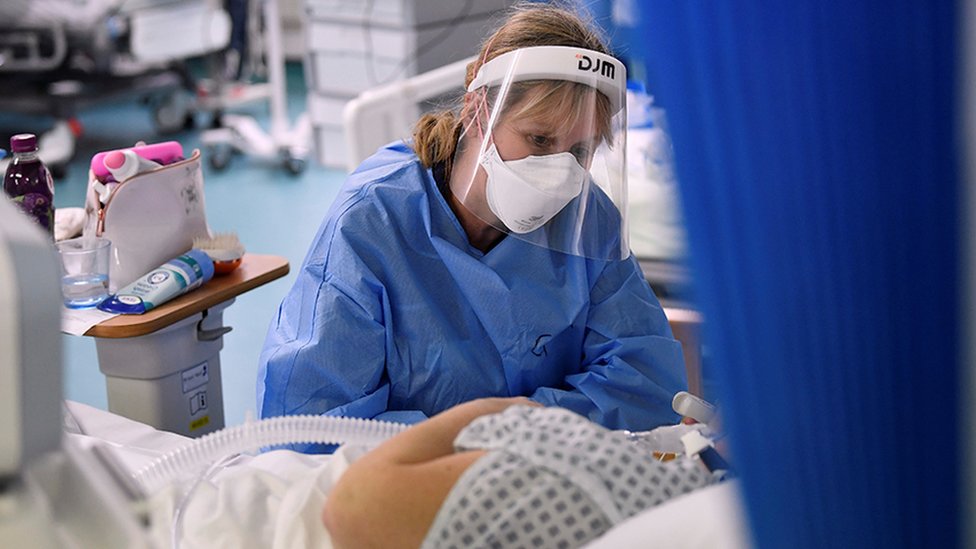 Korona virus: „Logično da nevakcinisani u Srbiji plate lečenje od korone", u Crnoj Gori vaučeri od 50 evra za vakcinisane starije od 50 godina 1 A nurse attends to a patient on a Covid-19 ward at Milton Keynes University Hospital