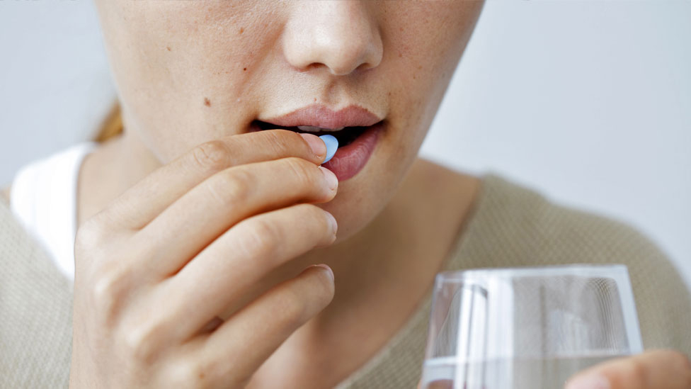 Korona virus i lekovi: Može li vakcina protiv Kovida-19 da bude kao tableta 1 Woman taking a pill