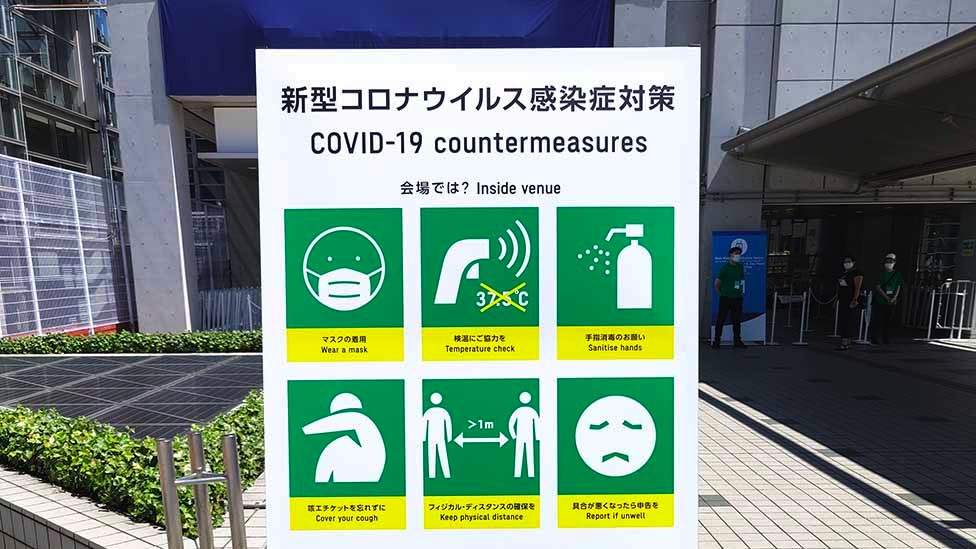 Korona virus i Olimpijske igre: Mogu li vlasti u Japanu da spreče da manifestacija postane „događaj super širenja zaraze“ 4 A sign with Covid countermeasures on it