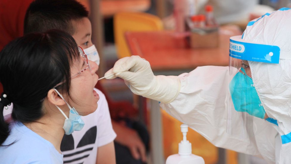 Korona virus: Broj hospitalizovanih u Srbiji raste - preminulo još dvoje ljudi, Delta soj menja borbu protiv virusa, upozorava američki Centar za kontrolu bolesti 5 Medical staff take samples for nucleic acid testing at the nucleic acid testing site of Nanjing No.29 Middle School Shogunate Branch in Nanjing, Jiangsu Province, China