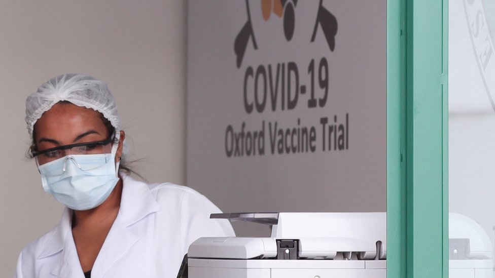 Treća doza vakcine i korona virus: Kako je u Srbiji, a kako u svetu 2 An employee is seen at the Federal University of Sao Paulo (Unifesp) where the trials of the Oxford/AstraZeneca coronavirus vaccine are being conducted