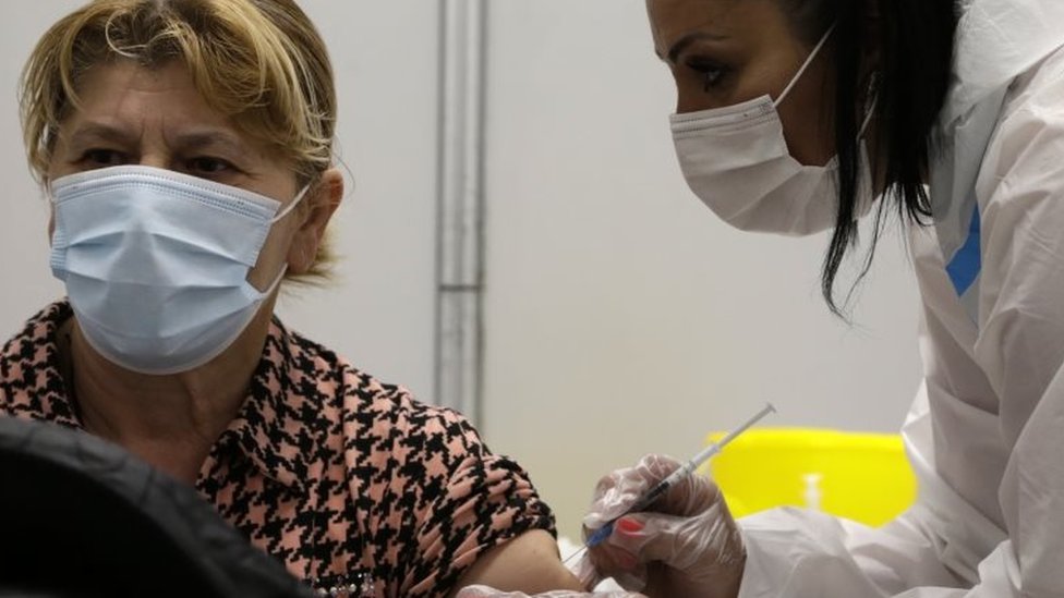 Korona virus: U Srbiji u bolnicama mahom nevakcinisani - tvrdi Tiodorović, Velika Britanija odobrila vakcinu Moderna za decu stariju od 12 godina 1 A woman gets a Covid-10 vaccine in Belgrade, Serbia. File photo