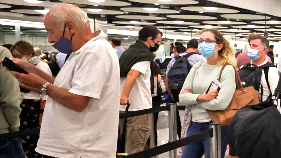 Korona virus: U Srbiji stigao novi kontigent Fajzerovih vakcina, treća doza cepiva dostupna od danas, u Izraelu skoro milion ljudi dobilo treću dozu 6 Airport queue