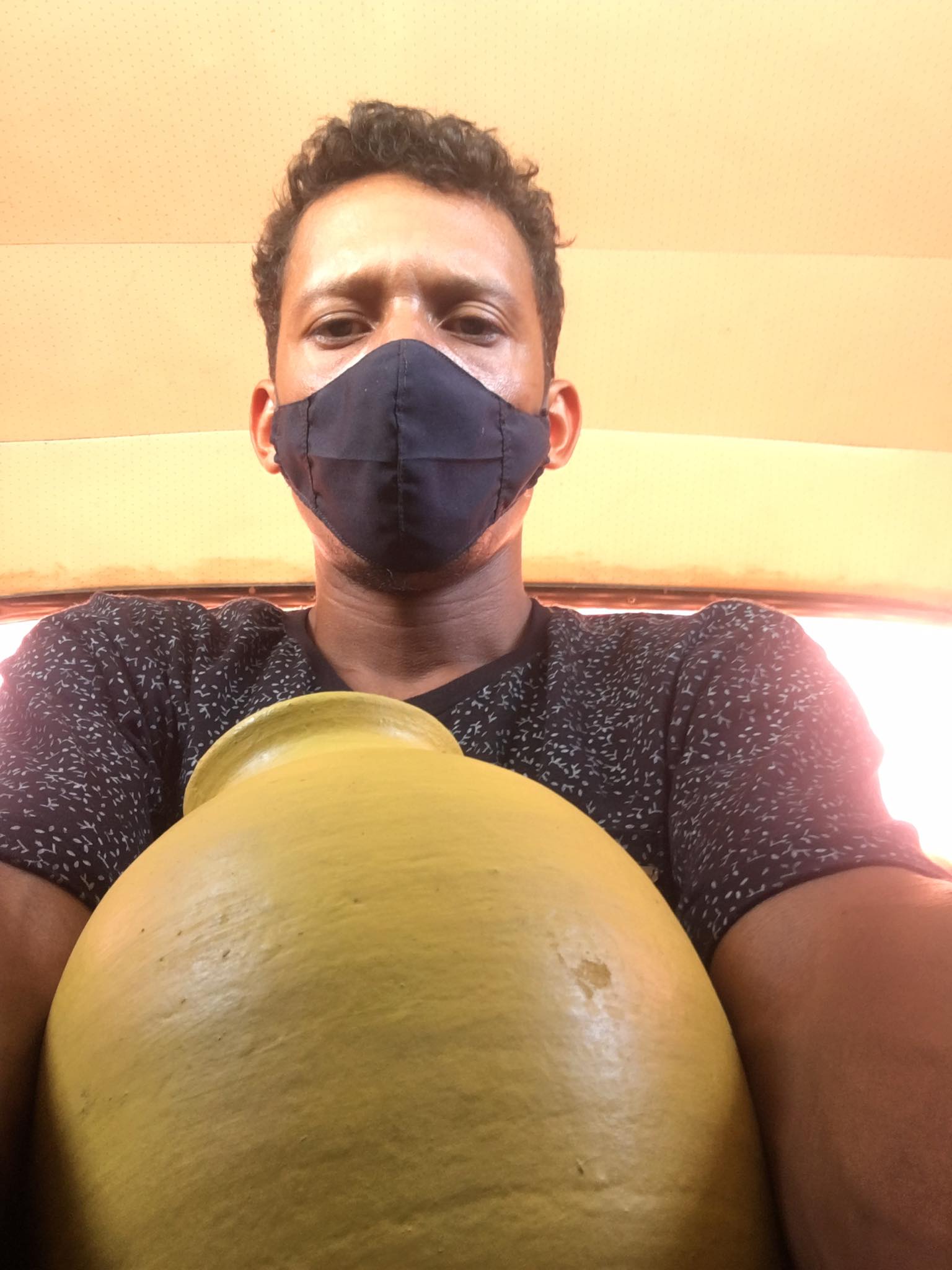 Korona virus i Kuba: Zemlja koja je slala lekare u inostranstvo, a sad joj preti kolaps zdravstva zbog Kovida-19 4 Lenier Perez with the ashes of his wife and unborn baby