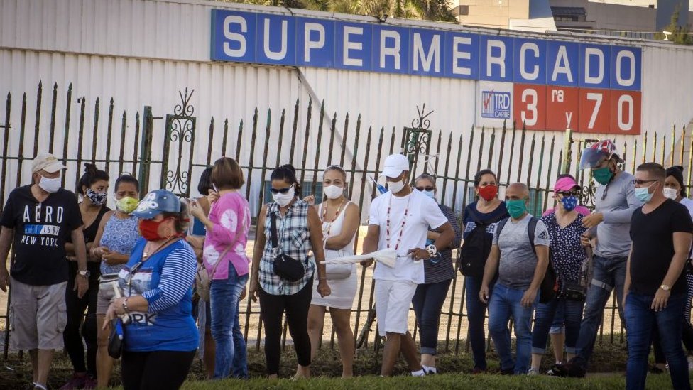 Korona virus i Kuba: Zemlja koja je slala lekare u inostranstvo, a sad joj preti kolaps zdravstva zbog Kovida-19 7 People queuing outside a Cuban supermarket