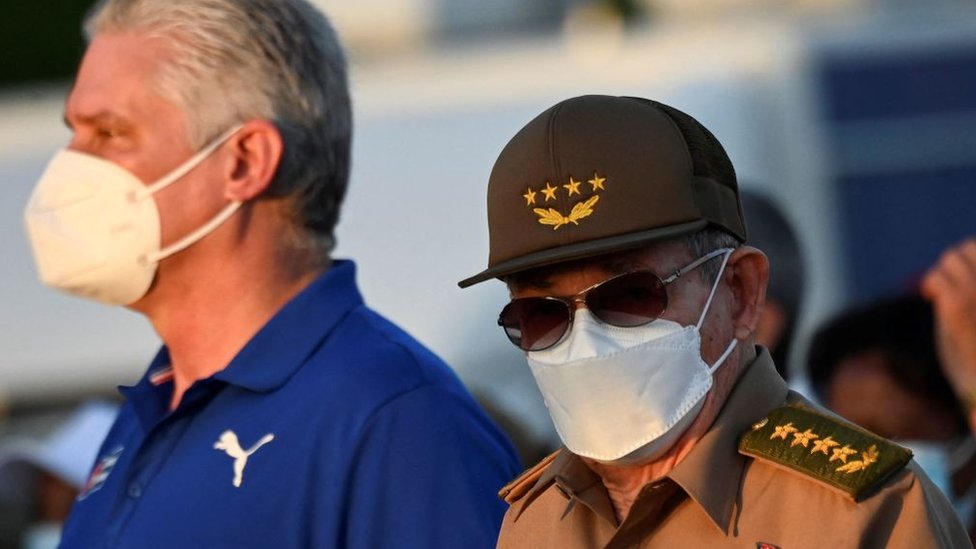 A photo of Cuban president Miguel Díaz-Canel (left) wearing a commercial face mask