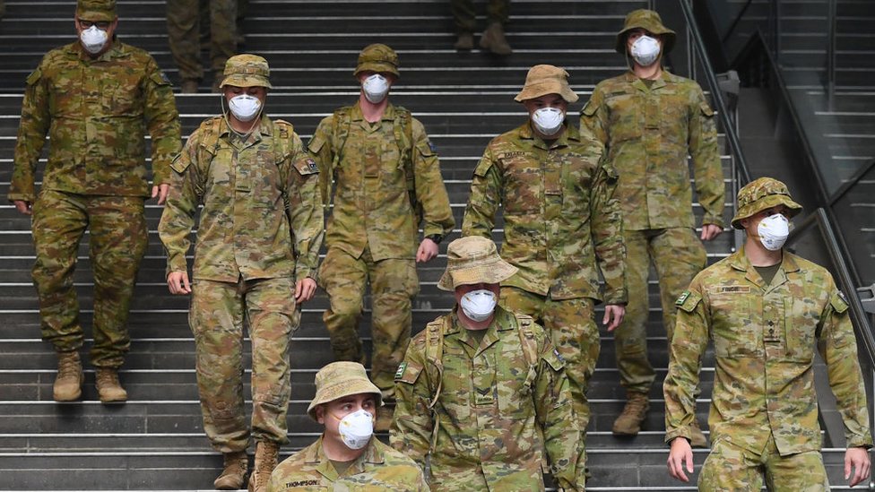 Korona virus: U Srbiji broj vakcinisanih premašio polovinu stanovništva, ali broj zaraženih raste, u Africi se i dalje bore da dobiju vakcine 6 Australian Defence Force soldiers walk through the city during Melbourne's lockdown last year.