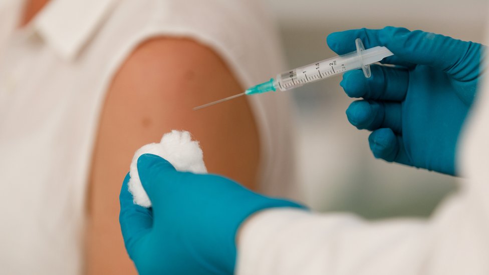 Korona virus: Nadležni u Srbiji prognoziraju i do 3.000 zaraženih sledeće nedelje, nova pravila za ulazak u Crnu Goru, u Sidneju se od ponedeljka uvodi policijski čas 3 Vaccination