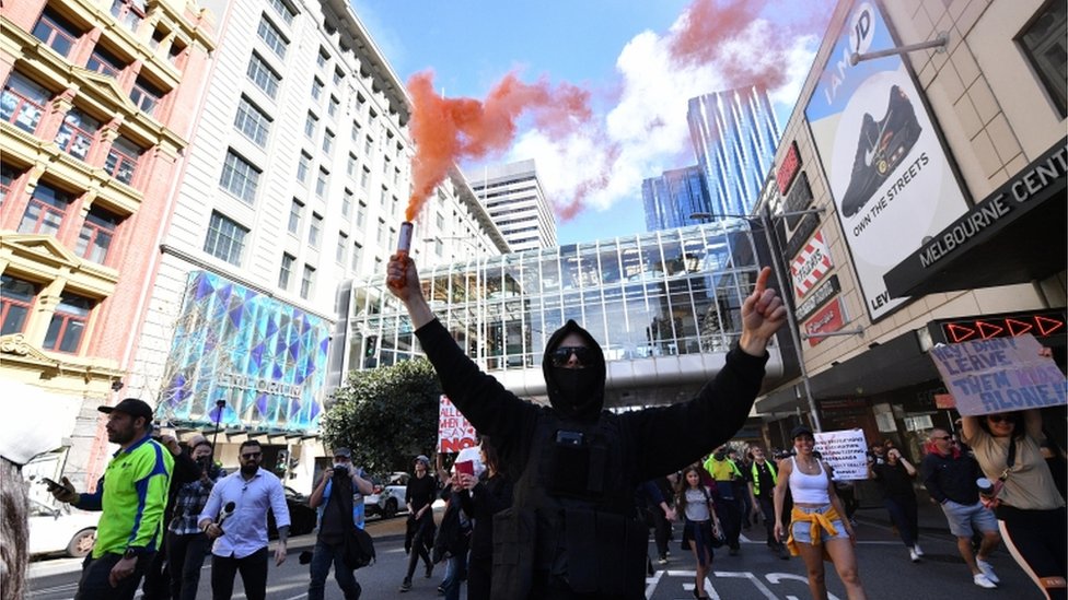 Korona virus: U Srbiji sednica kriznog štaba sledeće nedelje, u Australiji nemiri zbog novih mera 1 Melburn protest, avgust 2021.