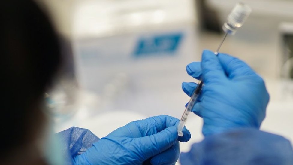 Korona virus i vakcinacija: Da li treća doza daje pravu zaštitu i da li je moralno nuditi ih sada 3 A health care worker prepares a booster dose of the Pfizer-BioNTech coronavirus disease (COVID-19) vaccine in Montevideo, Uruguay August 16, 2021.