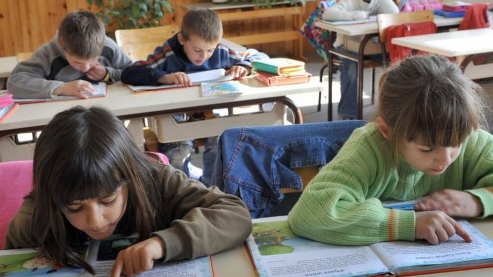 Srbija, škola, roditelji i deca: „Imam veću tremu nego sin" - kako da što lakše prebdrodite početak školske godine 3 deca u učionici