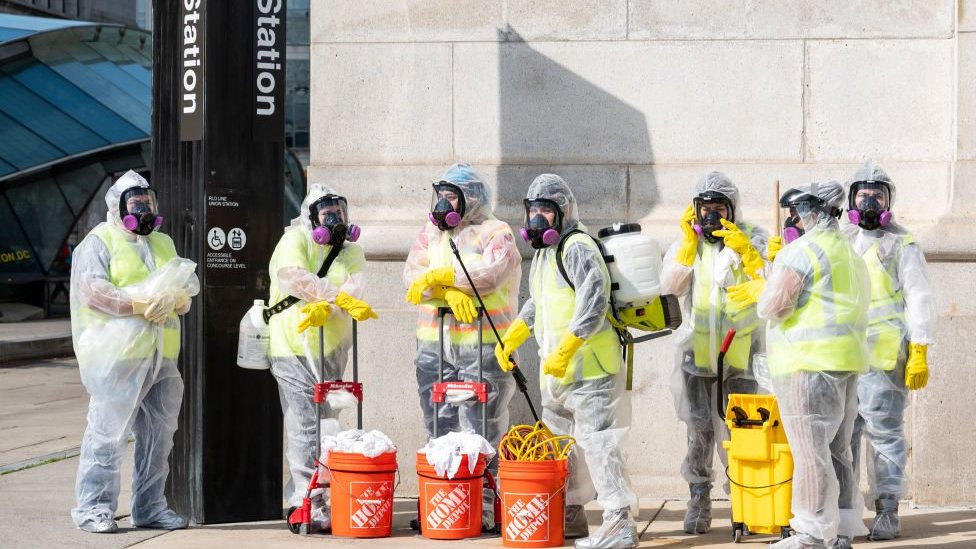 Korona virus: U Srbiji sve više zaraženih među mladima, SZO upozorava na posledice spore vakcinacije u Evropi 3 Cleaning workers in hazmat gear