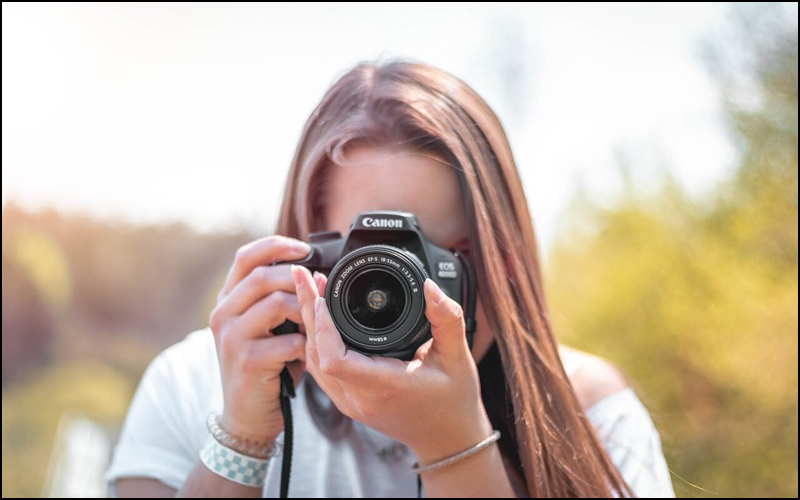 Kako napraviti kvalitetne fotografije 1 devojka fotoaprat fotografisanje