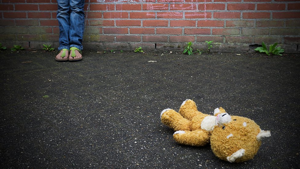 Korona virus i socijalna zaštita u Srbiji: „Nemaš osećaj kao da igde pripadaš" - kako se mladi bez roditeljskog staranja osamostaljuju usred pandemije 1 Zlostavljano dete