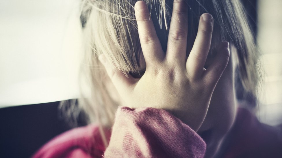 Korona virus i socijalna zaštita u Srbiji: „Nemaš osećaj kao da igde pripadaš" - kako se mladi bez roditeljskog staranja osamostaljuju usred pandemije 4 Uznemireno dete