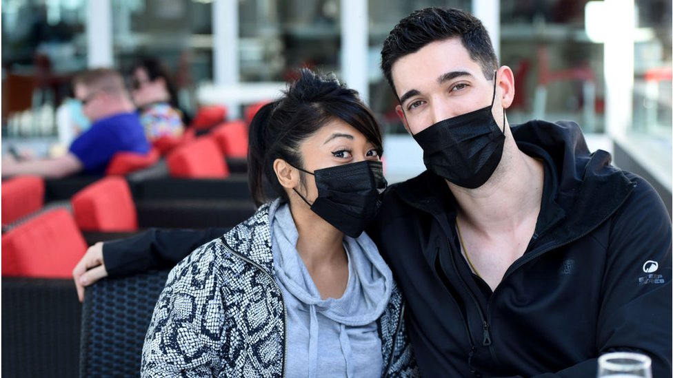 Korona virus i najčešća pitanja: Sve što ste hteli da znate o Kovidu-19 5 Mladi ljudi sa maskama