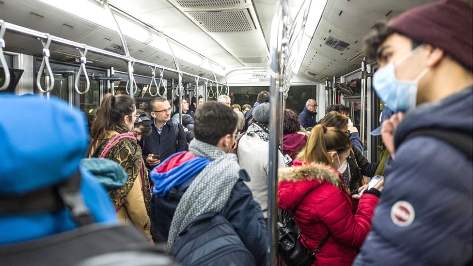 Korona virus, Srbija i mere zaštite: Ko je kovid redar i kakva su mu zaduženja 2 people on a bus with masks