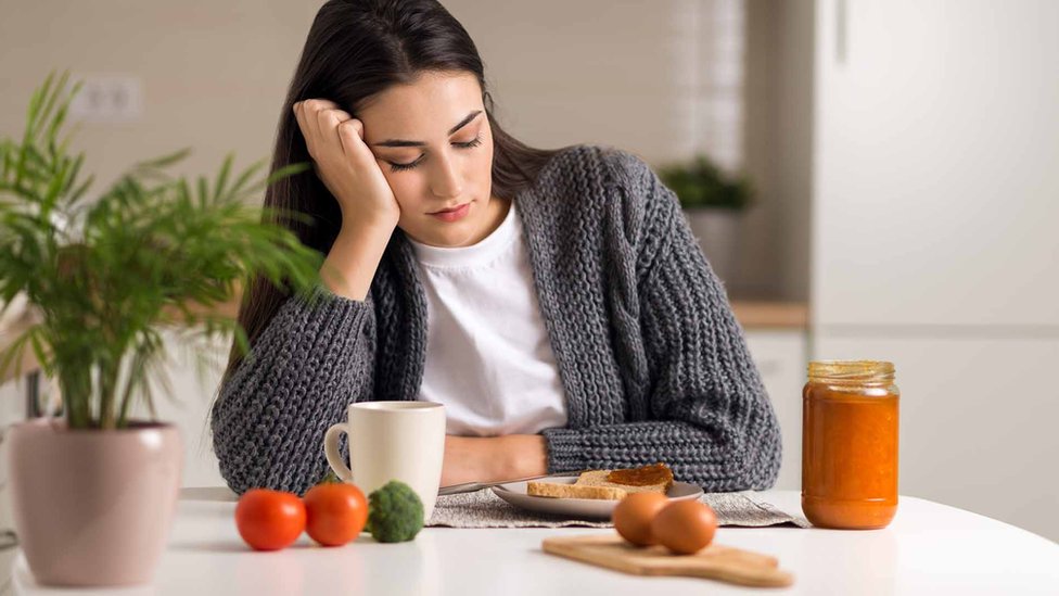 Korona virus i najčešća pitanja: Sve što ste hteli da znate o Kovidu-19 6 Young woman looks unhappily at food on her plate