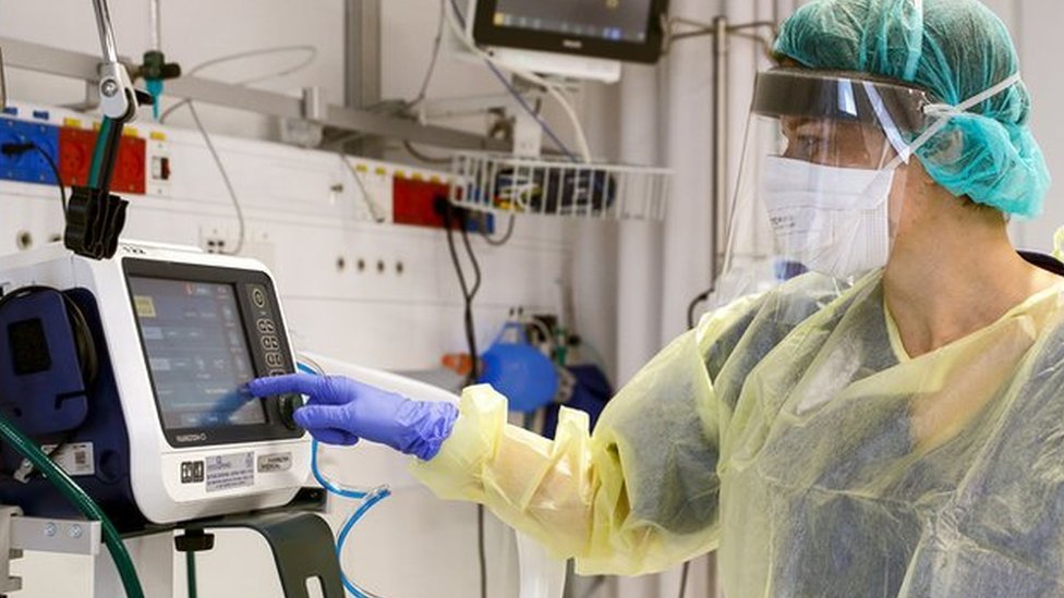 Korona virus: „Klinička slika pacijenata teža u novom talasu" - kažu srpski lekari, antivakseri upali u zgradu TV Slovenija 1 ITU technician monitors a patient