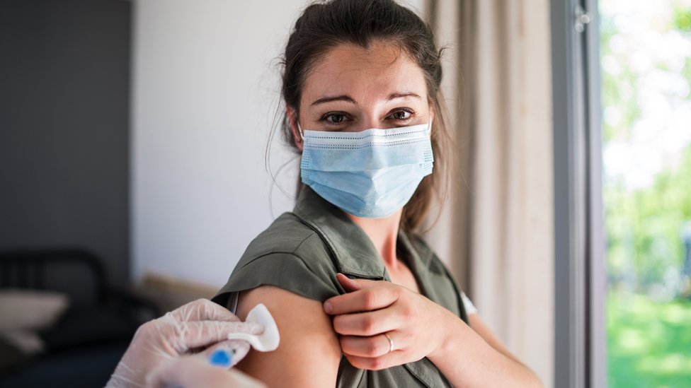 Korona virus: Raste broj obolelih i hospitalizovanih, među zaraženima sve više dece - da li su Srbiji potrebne kovid propusnice 1 A picture of a woman receiving a vaccine