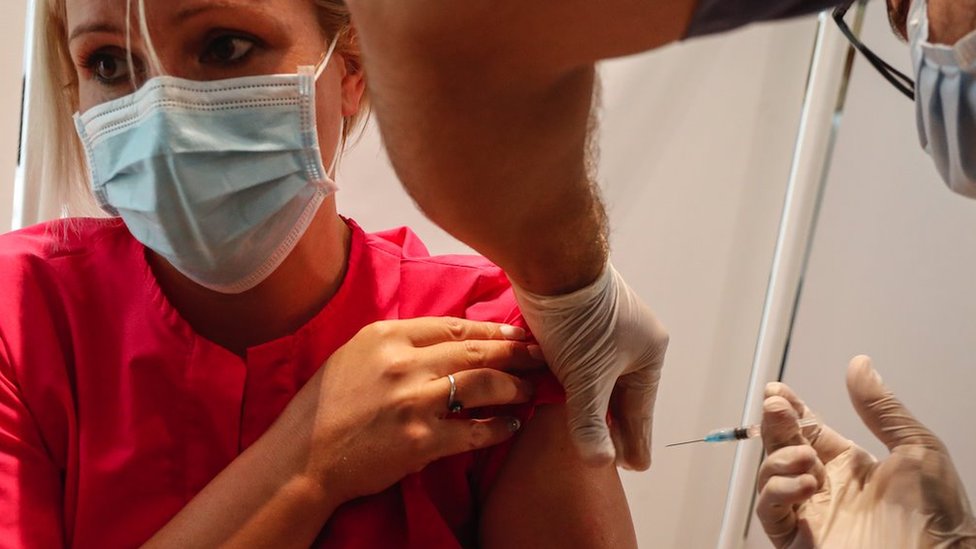 Korona virus: U Srbiji sve više ljudi u bolnicama i na respiratorima, na Kosovu umrla beba zaražena koronom 1 VAKCINACIJA
