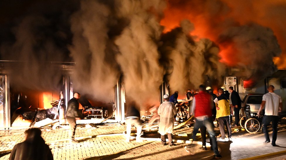Severna Makedonija: Veliki požar u kovid bolnici u Tetovu, poginulo 14 pacijenata 1 Smoke rises as firefighters and civilians try to extinguish a blaze that broke out at a hospital for Covid-19 patients in Tetovo, Republic of North Macedonia, 8 September 2021