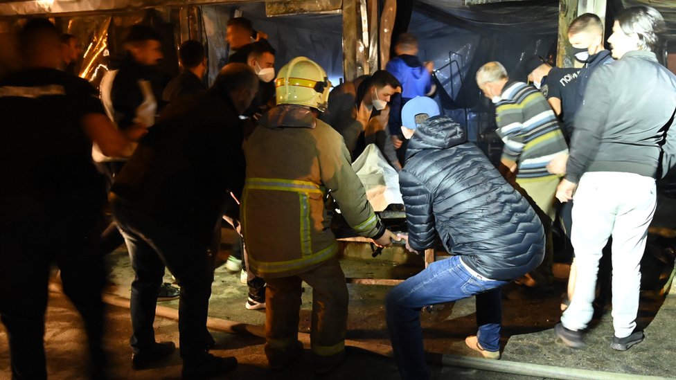 Severna Makedonija: Veliki požar u kovid bolnici u Tetovu, poginulo 14 pacijenata 2 Multiple casualties were reported by the Ministry of Health when a fire, thought to have been triggered by oxygen cylinders for patients with a more severe clinical case of Covid-19, broke at a hospital in Tetovo, North Macedonia