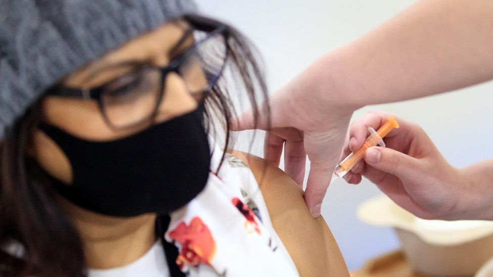 Korona virus: „Očekujemo i 10.000 novih slučajeva dnevno u Srbiji", treća doza vakcine nije svima potrebna - kažu sa Oksforda 1 vakcinacija