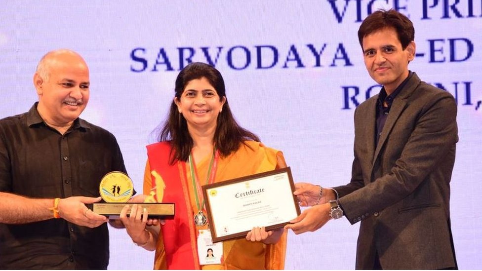 Bharti Kalra receiving an award