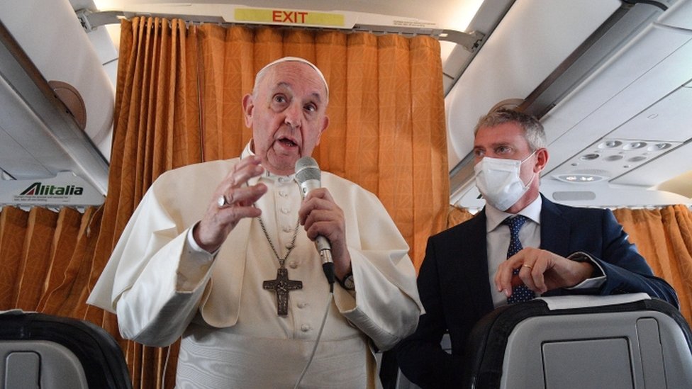 Korona virus: U Srbiji sve više ljudi u bolnicama, u Sloveniji sukobi protivnika kovid mera i policije, Amerika uvodi treću dozu 4 Pope Francis speaking to reporters on a plane