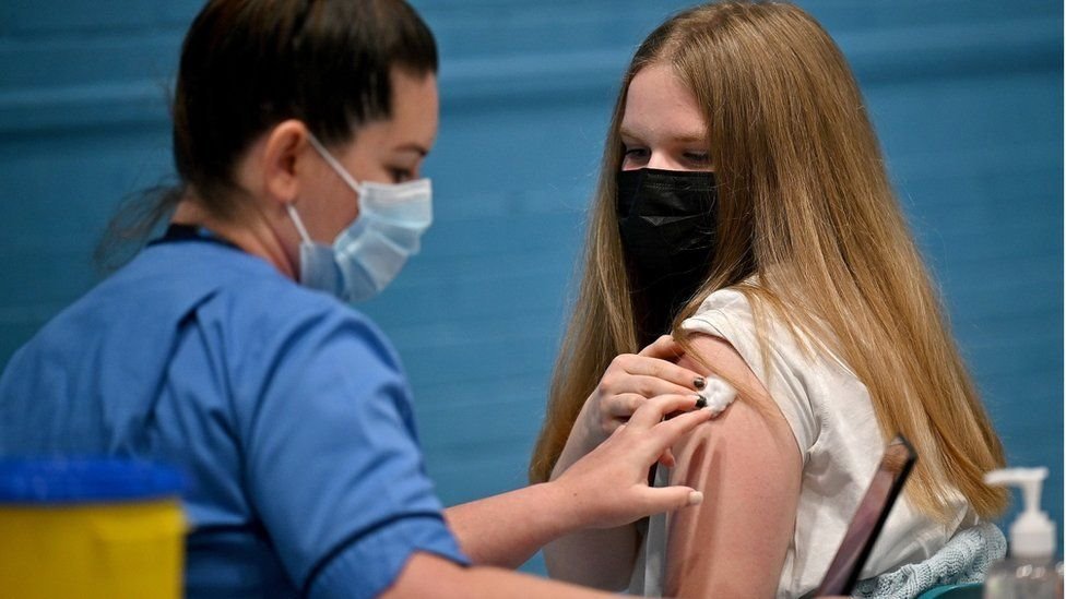 Korona virus: U Srbiji se ove nedelje očekuje odluka o kovid propusnicama, Fajzer testira lek za sprečavanje zaraze 1 vakcinacija