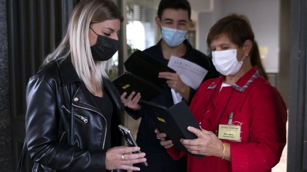 Korona virus: „Država spremna da uvede kovid propusnice", tvrdi Brnabić - naučnici testiraju kapi za nos sa vitaminom A 1 italija