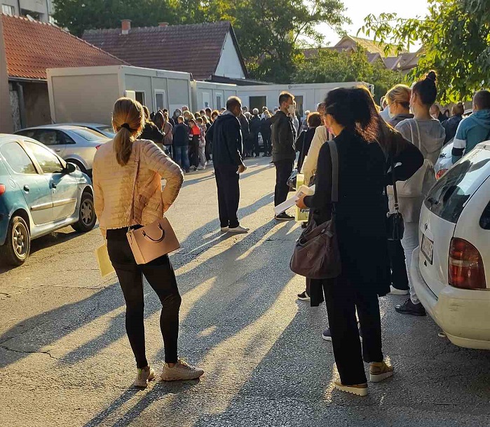 Još dva smrtna slučaja u bolnici, gužva ispred kovid ambulante 2 korona