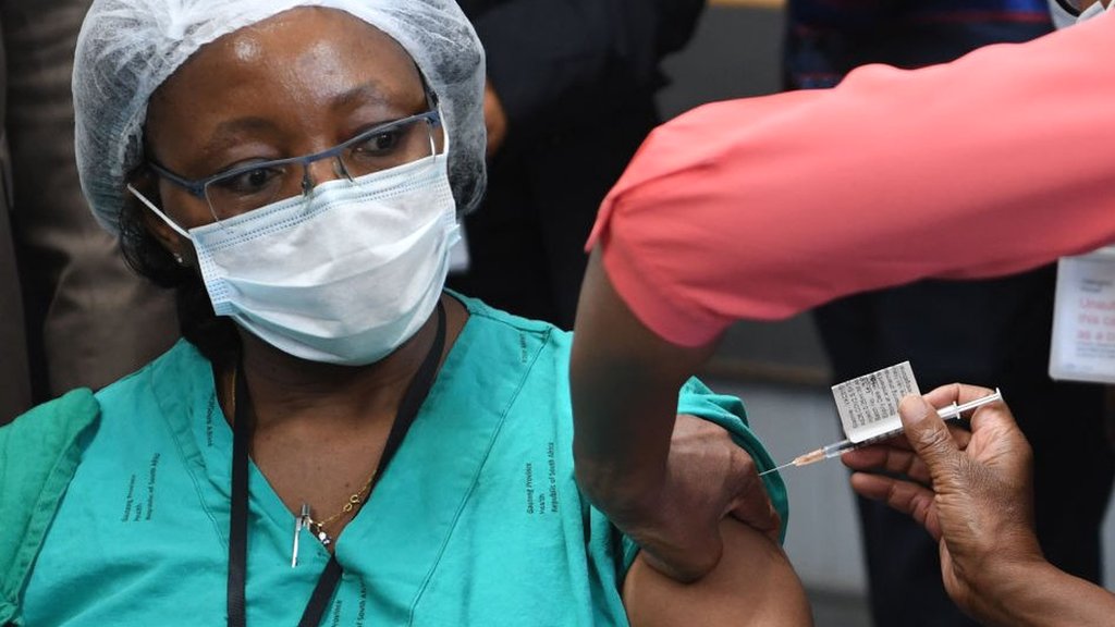 Korona virus i vakcinacija: Više od 50 zemalja nije uspelo da ostvari zacrtane ciljeve SZO-a 4 Health worker receiving vaccine in South Africa