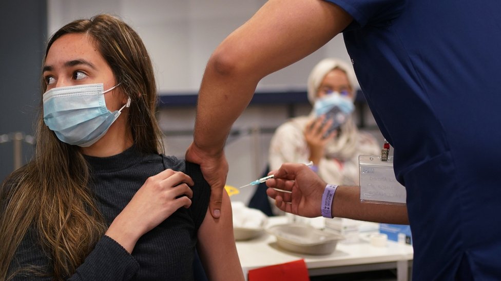Korona virus: „Sledeće je zaključavanje", tvrde stručnjaci u Srbiji, američki obaveštajci - poreklo Kovida-19 možda nećemo saznati 1 A teenager is vaccinated