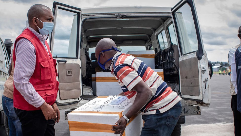 Korona virus i vakcinacija: Više od 50 zemalja nije uspelo da ostvari zacrtane ciljeve SZO-a 3 Covax supplies being loaded at Goma airport in DR Congo