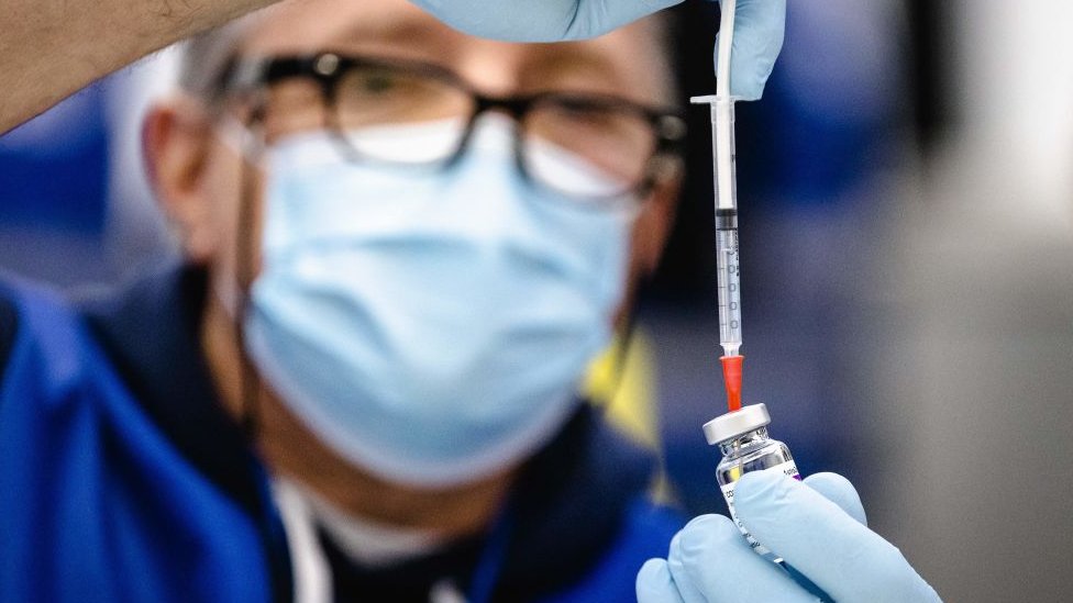 Korona virus: Gužve ispred ambulanti u Srbiji, britanska vlada loše reagovala na početku epidemije - tvrde poslanici 1 Dutch health workers fills syringe with vaccine