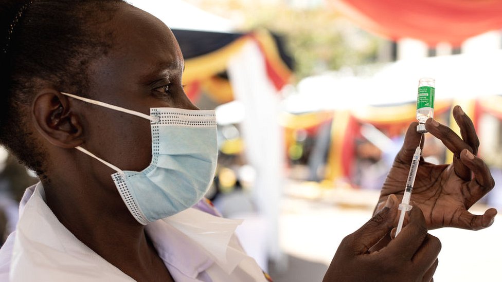 Korona virus i vakcinacija: Više od 50 zemalja nije uspelo da ostvari zacrtane ciljeve SZO-a 1 A Ugandan nurse draws a vaccine dose in Kampala