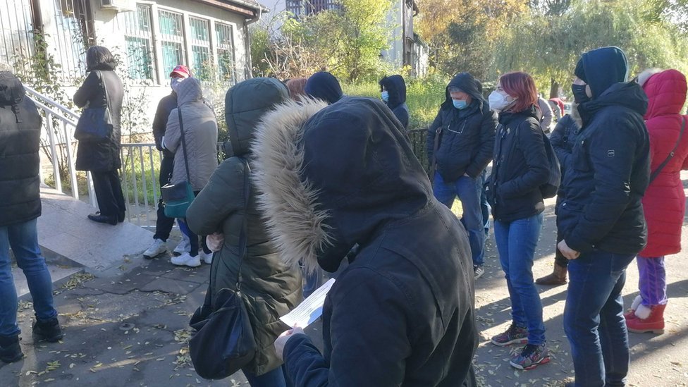 Koronavirus u Srbiji: Kako je izgledao put od prvog do milionitog slučaja kovida-19 1 Redovi ispred Kovid ambulante u Zemunu, novembar 2020.