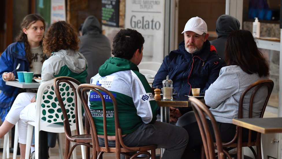 Korona virus: Sve više ljudi u bolnicama u Srbiji, stanovnici Sidneja proslavila kraj lokdauna 1 People sit at a beachside cafe in Bronte, Sydney on the first day of the city's reopening