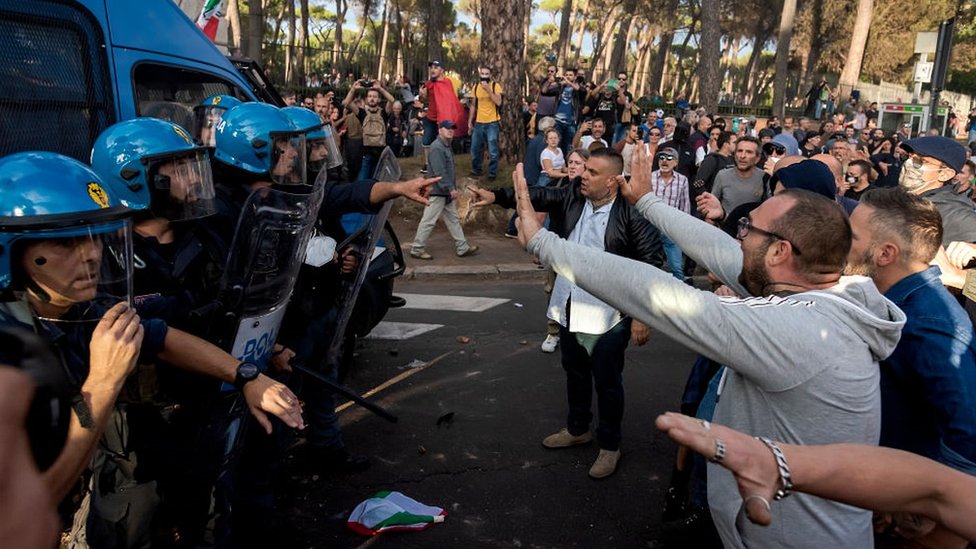 Korona virus i Italija: Povratak normalnom životu i slobodi, ali sa kovid propusnicama 8 Clash over Green Pass in Rome, 9 Oct 21