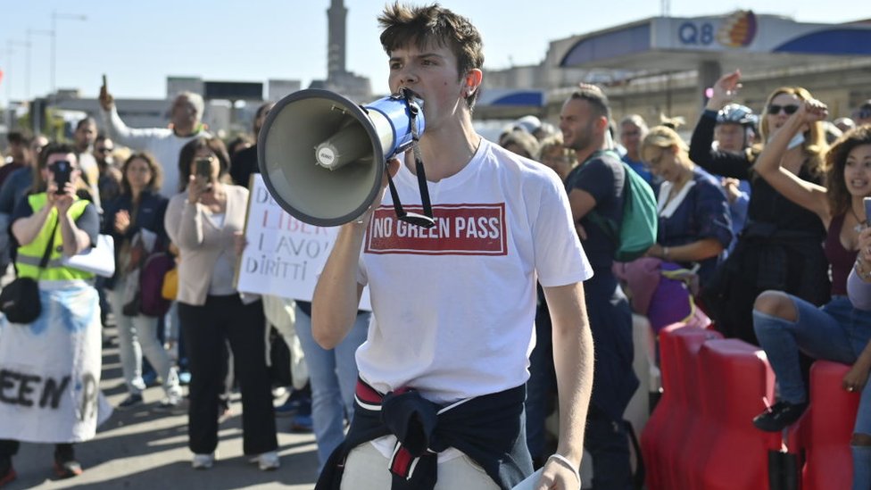 Korona virus i Italija: Povratak normalnom životu i slobodi, ali sa kovid propusnicama 9 Protest in Genoa
