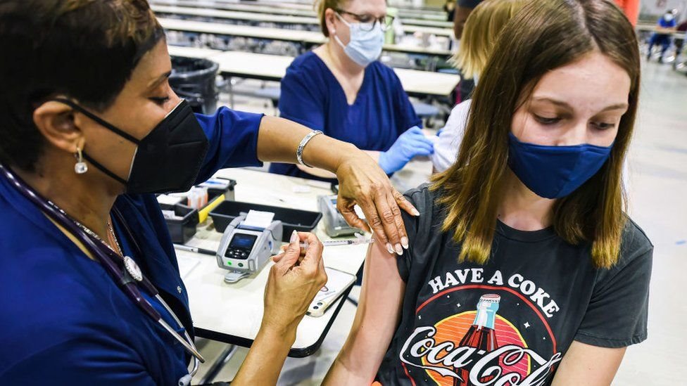 Korona virus: Imunolozi u Srbiji kažu da bi se epidemija stavila po kontrolu da ima više od 80 odsto imunizovanih, Nemačka ukida vanredno stanje sledećeg meseca 1 vakcinacija dece