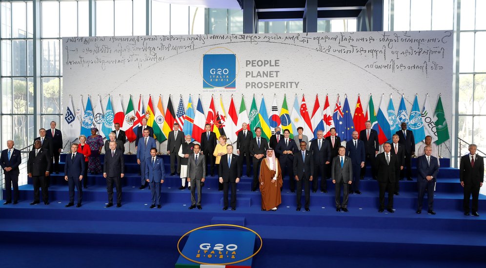 Korona virus i klimatske promene: Svetski lideri raspravljaju kako da ubrzaju vakcinaciju i borbu protiv zagađenja 1 G20 state leaders pose during a family photo session at the start of the G20 summit in Rome, Italy, October 30, 2021.