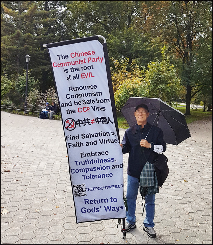 Kinez na protestu oktobra 2021