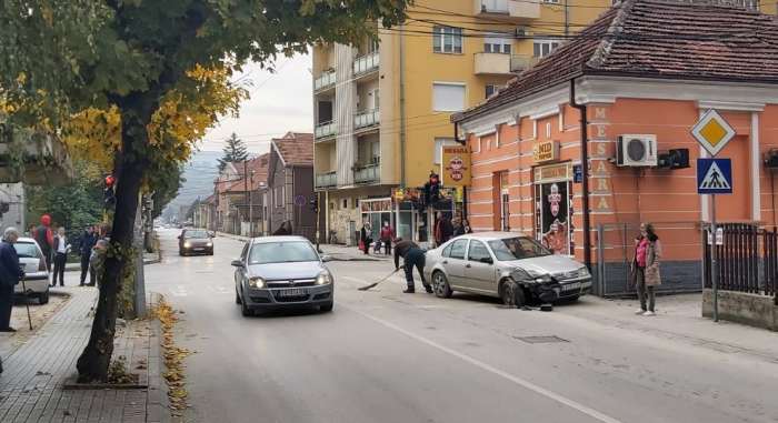Nezgoda u centru, automobil se prevrnuo na bočnu stranu 3 nezgoda1