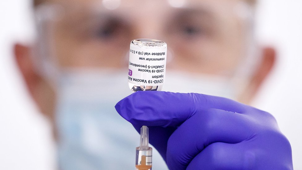 Korona virus i Austrija: Kako dijaspora živi pod novim merama - „Beč je podeljen grad na vakcinisane i nevakcinisane" 3 A man holding the Oxford vaccine