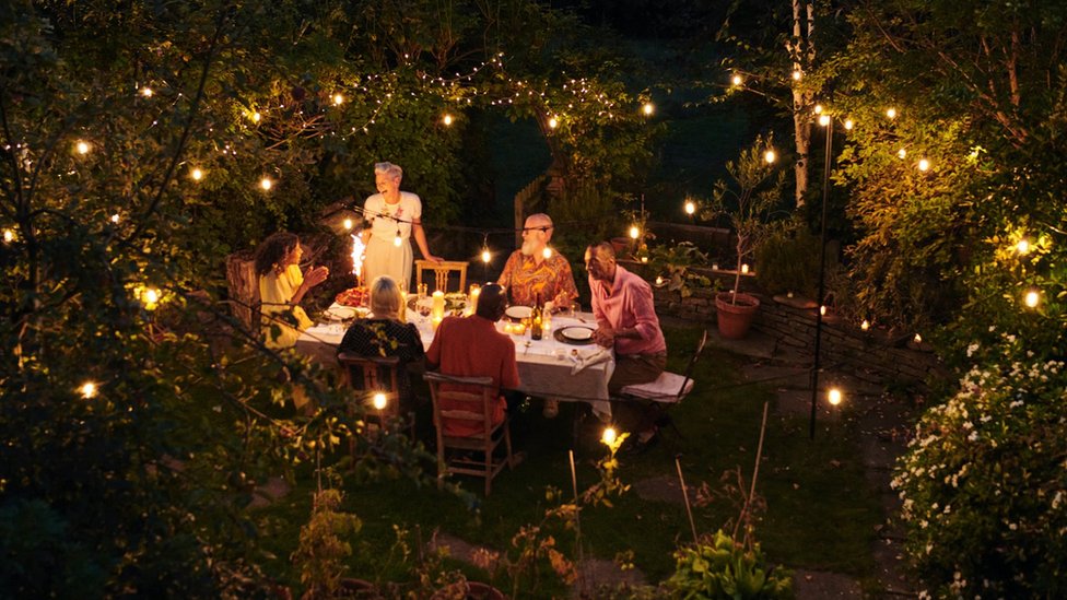 Korona virus i mentalno zdravlje: Saveti kako pobediti anksioznost posle zatvaranja 8 Friends talking and dining outside on a warm summers evening