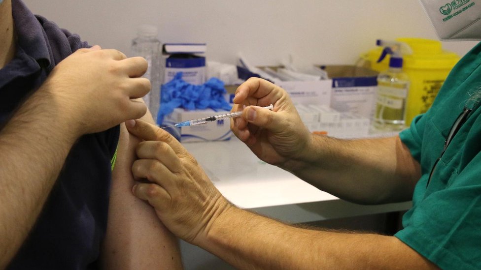Korona virus i vakcinacija u Srbiji: Preporuke „Batuta" za buster dozu vakcine - ko treba da primi i kada 3 vakcinacija