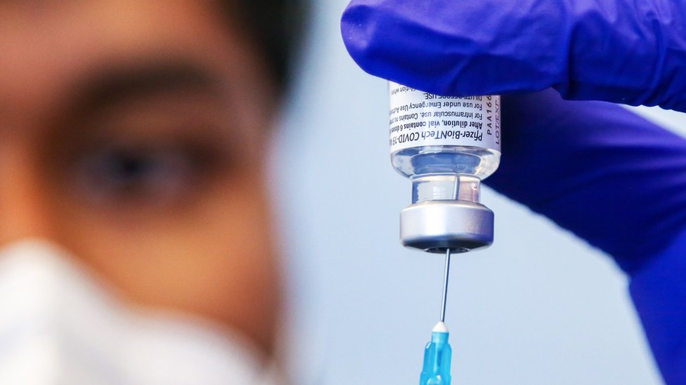 Korona virus: EU priznala kovid sertifikate iz Srbije, u Francuskoj maske obavezne u osnovnim školama 3 Nurse prepares a Pfizer vaccine